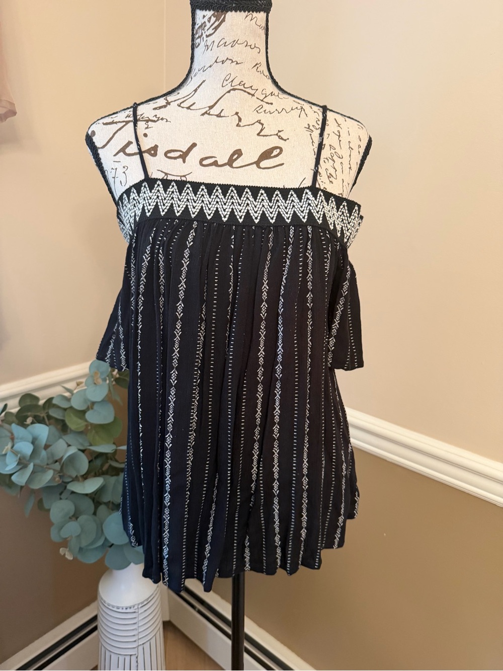 Xhilaration Black White Boho Cold Shoulder Top Medium